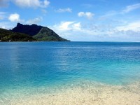 Průzračná voda ostrova Huahine