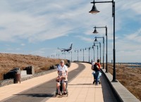 Promenáda z Puerto del Carmen do Arrecife vede kolem letiště