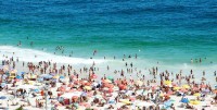 Na pláži Ipanema bývá dost plno